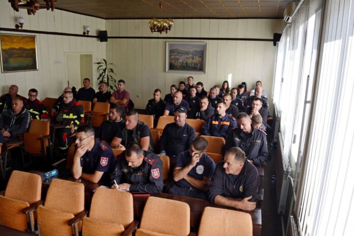 LOPARE: Predavanje o gašenju požara na električnim vozilima i solarnim panelima (foto)