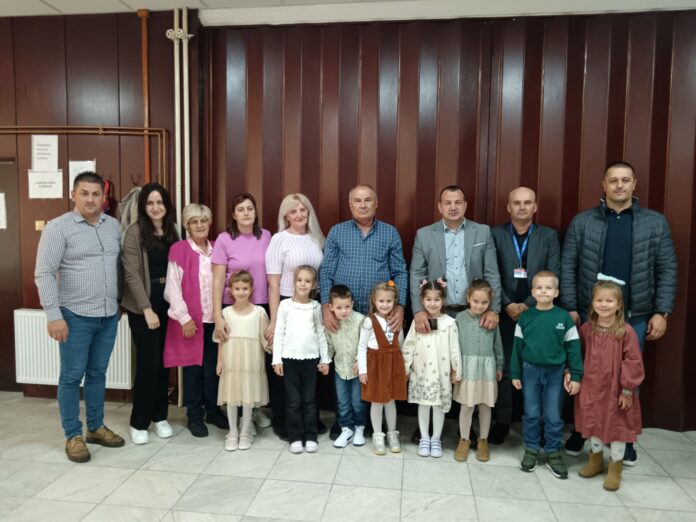 BIJELJINA: Djeca i penzioneri zajedno obilježili Svjetski dan starijih lica (foto)