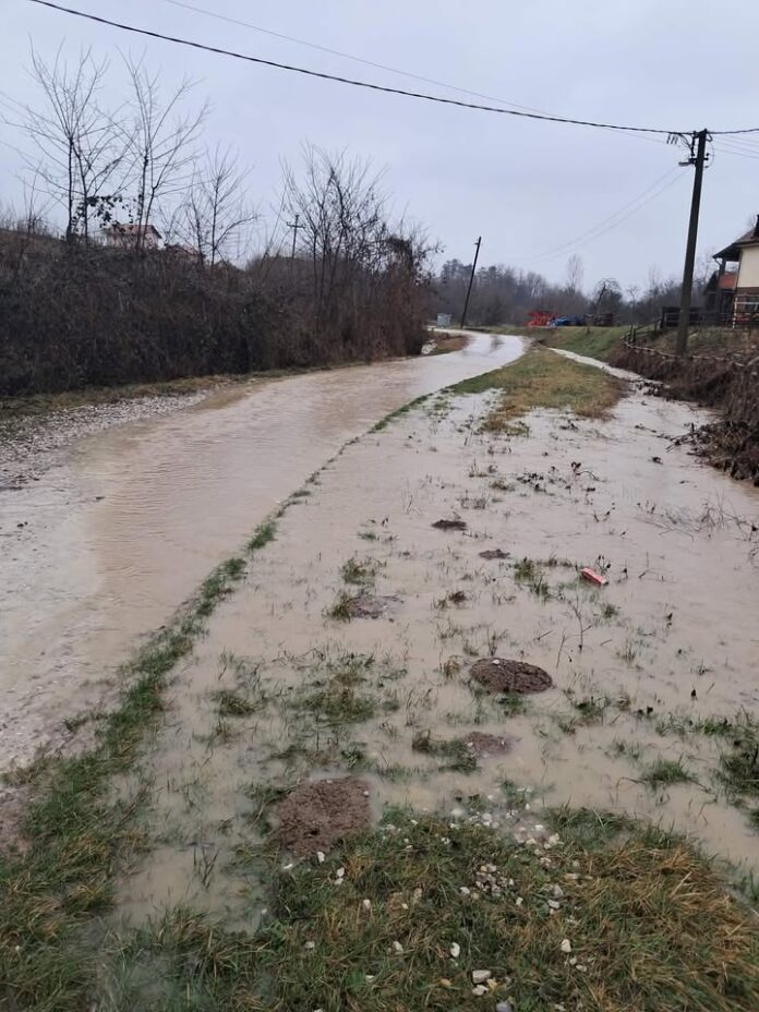 Padavine ponovo prave probleme mještanima zaseoka Potok u semberskom selu Bjeloševac (foto)
