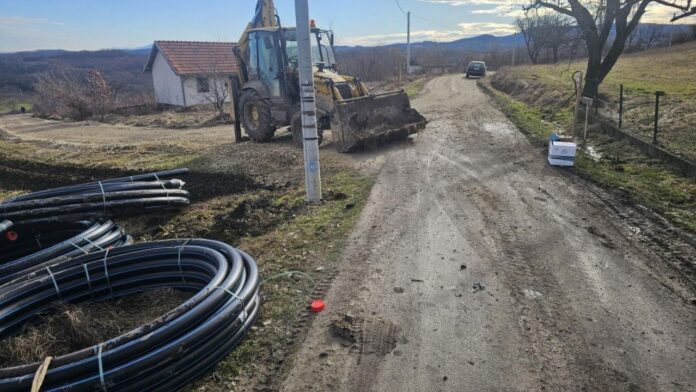 RiTE Ugljevik: Otpočeli radovi na izgradnji vodovoda i izmještanju infrastrukture u naseljima Falčići i Jablani (foto)