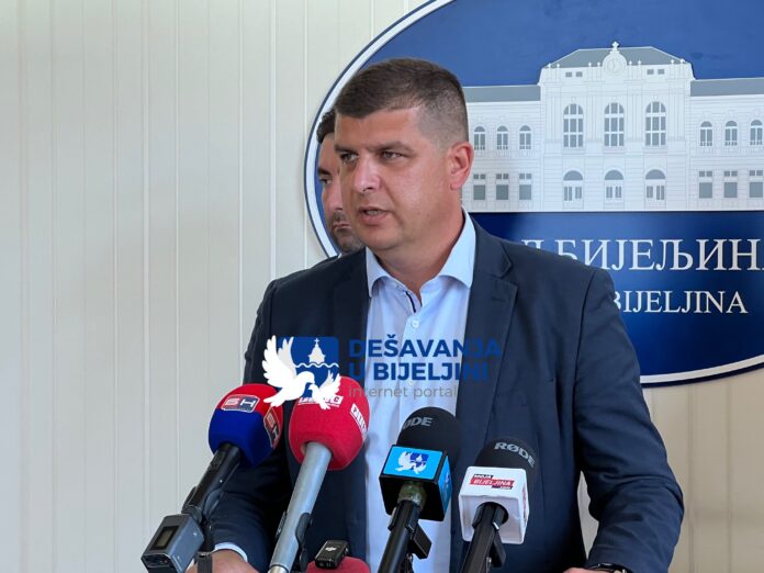 VUČKOVIĆ: Kasno Bakajliću u Semberiju stižeš – dok Grad izmiruje obaveze, Savo ćuti o dugovima Vlade prema poljoprivrednicima (foto)