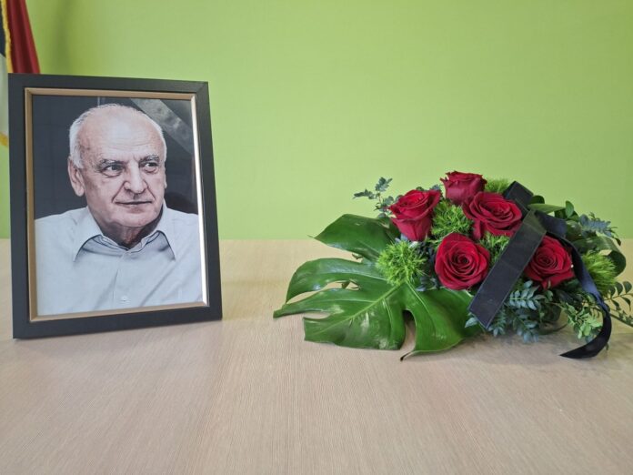 BOLNICA BIJELJINA: Održana komemoracija povodom smrti prim. dr Nedeljka Popovića (foto)