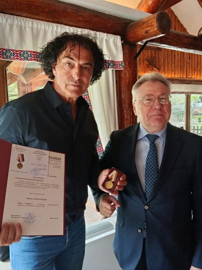 Igor Kalabuhov uručio Borisu Stanišiću medalju „Ruska zemlja“ za očuvanje ruskog duha u Etno selu Stanišići (foto,video)