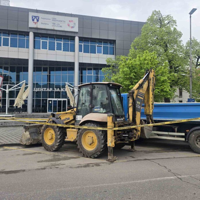 Radnici Vodovoda sa mehanizacijom ispred Centra za kulturu Semberija: Očekuju odluku SG Bijeljina o cijeni vode (foto)