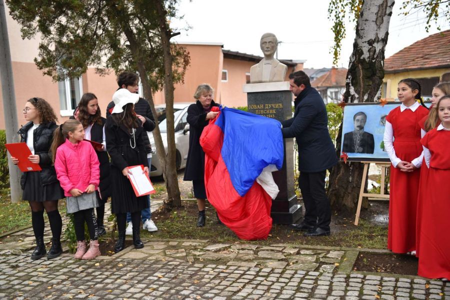 Gradonačelnik Petrović otkrio bistu Jovana Dučića u Bijeljini