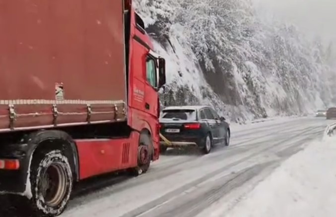 ZIMA OKOVALA CRNU GORU Džip vuče zavijani kamion, saobraćaj paralisan