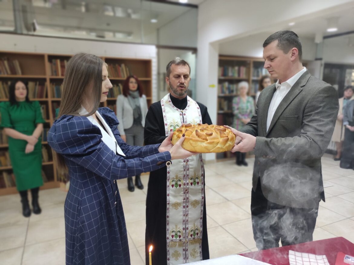 Biblioteka „Filip Višnjić“ iz Bijeljine obilježila krsnu slavu Sv. Jovana Zlatoustog (foto)