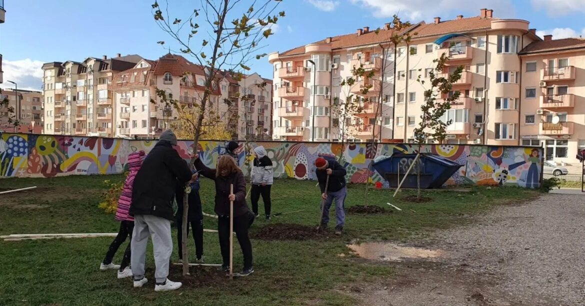 Učenici OŠ „Sveti Sava“ Bijeljina ozelenjavaju školsko dvorište (foto)