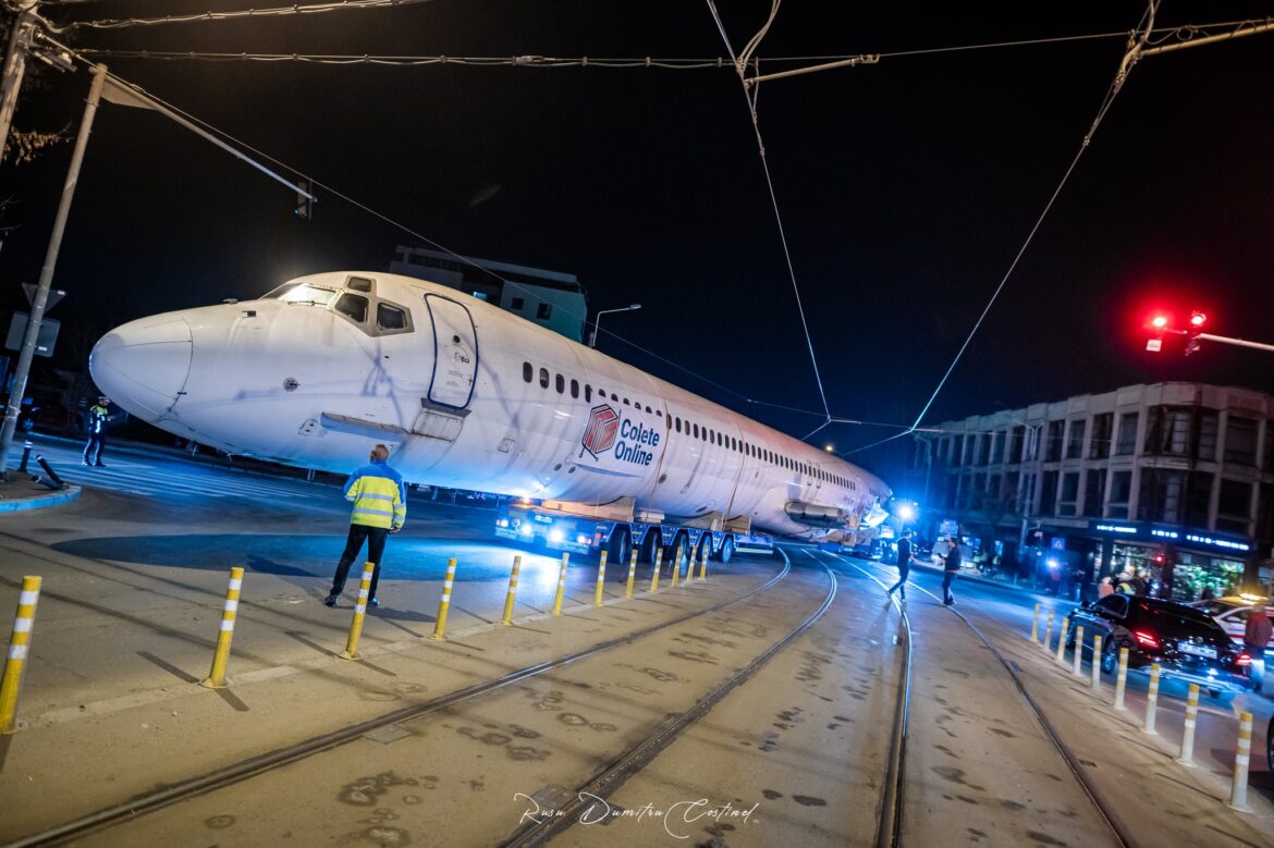 Provozao avion ulicama Bukurešta (foto,video)