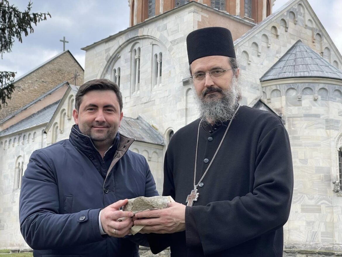 GRADONAČELNIK BIJELJINE: Kamen iz porte manastira Studenica će biti utisnut u temelje OŠ ”Sveti Sava” u Crnjelovu (foto)