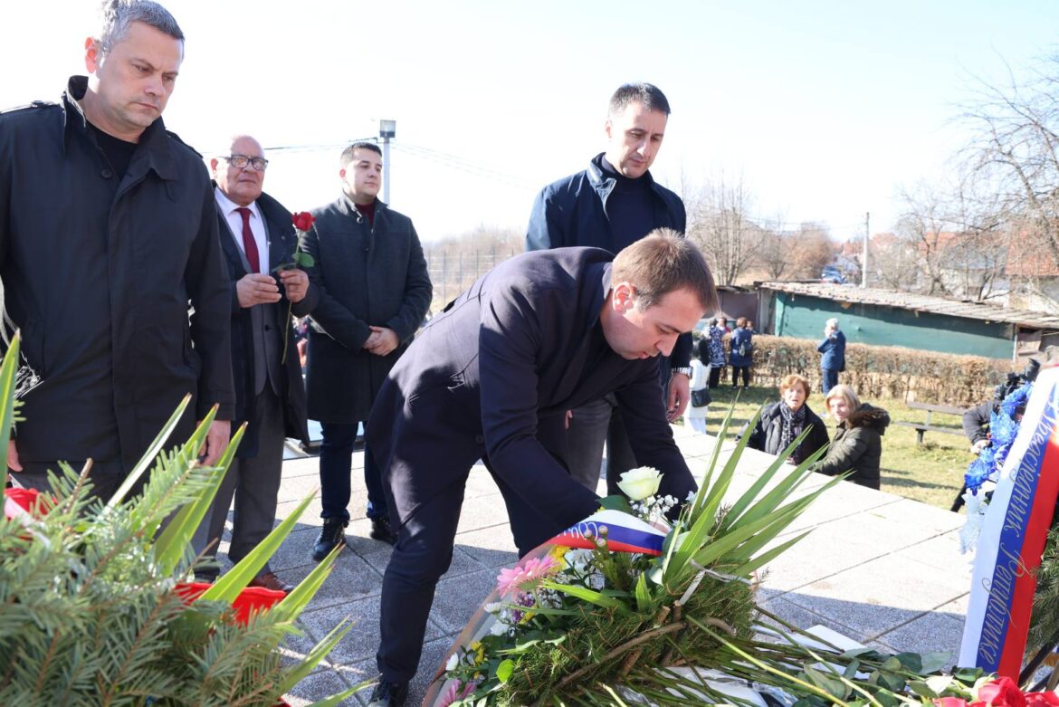 Selak položio cvijeće na spomenik stradalim Srbima u Drakuliću