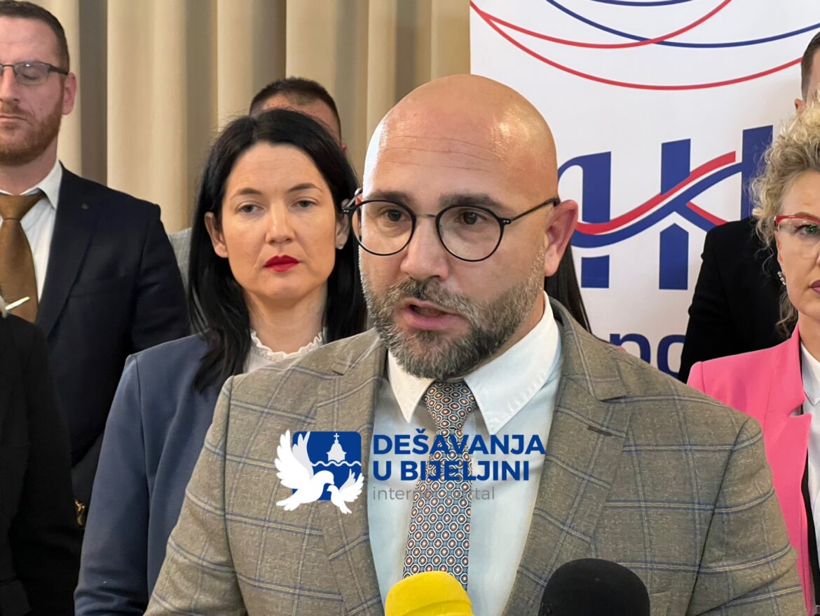 TOMIĆ, NF: Paradoks je da SNSD i kombi stranke podnose krivične prijave protiv Gradonačelnika Bijeljine (video)