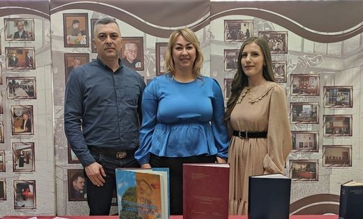 Ivana i Željko Bobar, porodica pokojnog Petra Pere Bobara bijeljinskoj biblioteci darovali stručne i naučne knjige