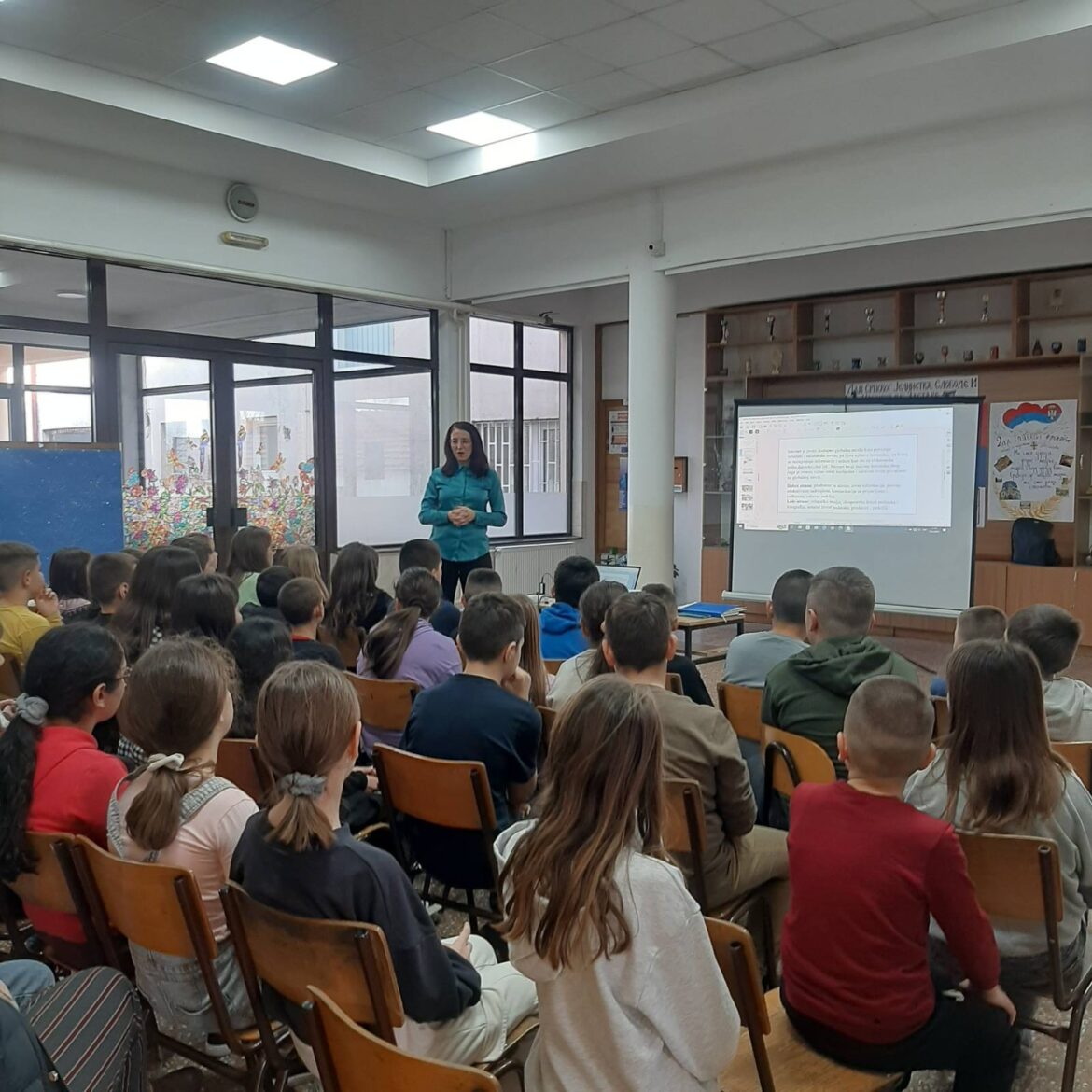 U OŠ “Petar Petrović Njegoš” U Velikoj Obarskoj kod Bijeljine održano edukativno predavanje povodom Međunarodnog dana sigurnijeg interneta (foto)