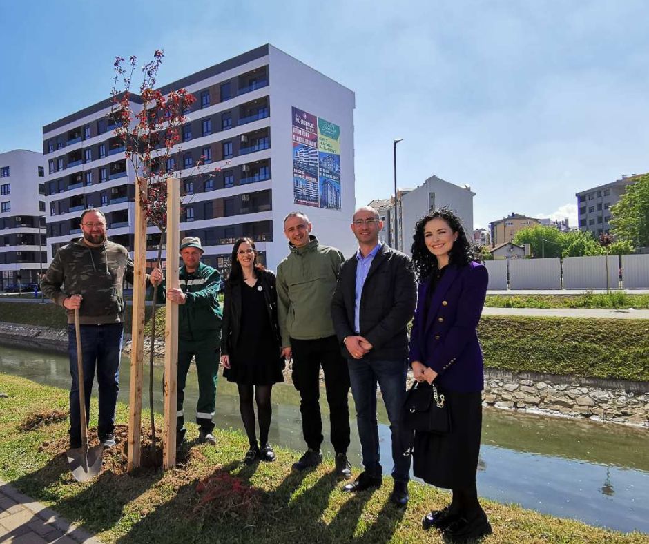 Za pravdu i red – lista Nebojše Vukanovića, povodom akcije „April – mjesec čistoće“ u Bijeljini donirala je sadnice japanske džanarike (foto)