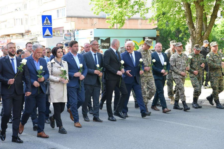 U Tuzli služen pomen poginulim pripadnicima JNA ubijenim prije 32 godine u mučkom napadu (foto)