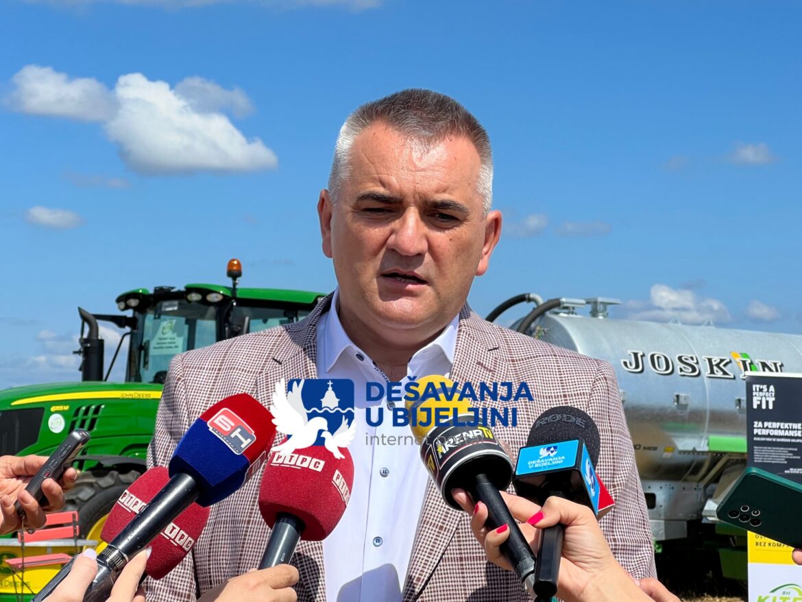 MINISTAR MINIĆ: Raspisaćemo javni poziv za nabavku traktora iz Bjelorusije