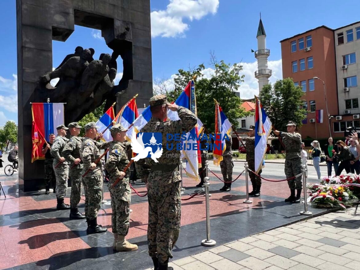 BIJELJINA: Polaganjem vijenaca obilježeno 32 godine od osnivanja „GARDA PANTERI“ (foto)