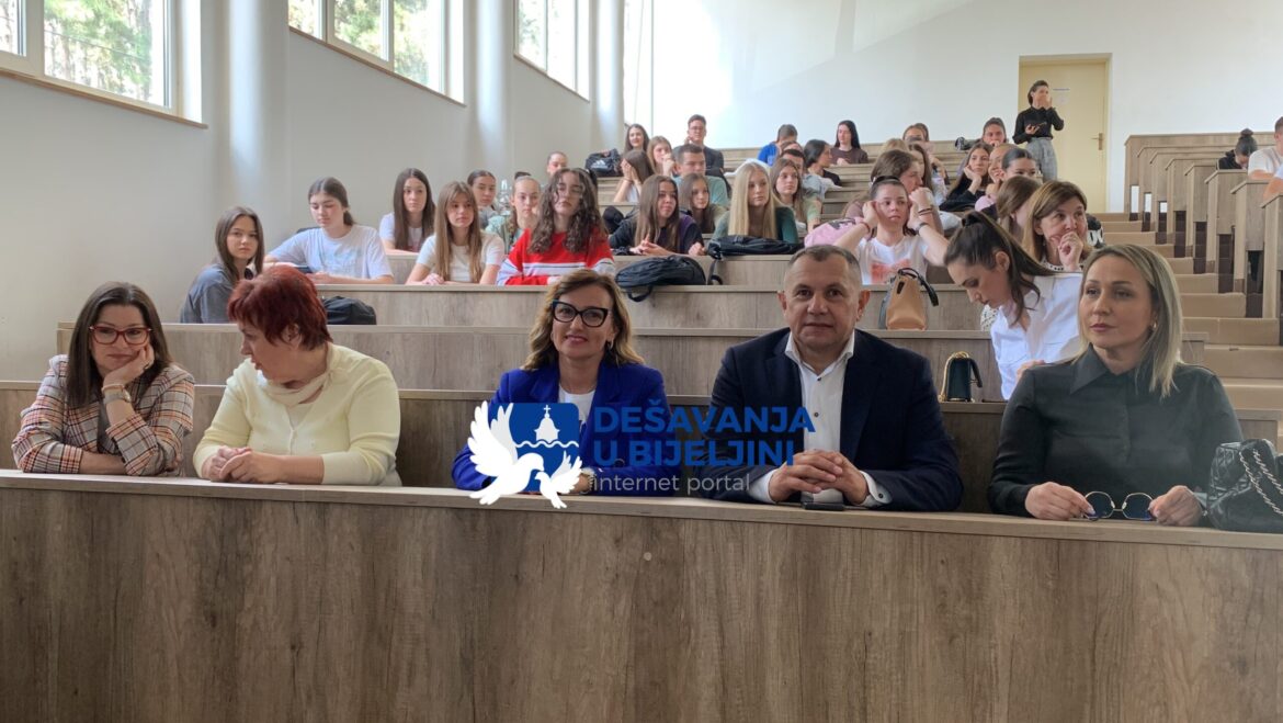 Udruženje medicinskih sestara i tehničara regije Bijeljina Lopare i Ugljevik predavanjima učenicima i studentima obilježava Međunarodni dan sestrinstva (foto, video)