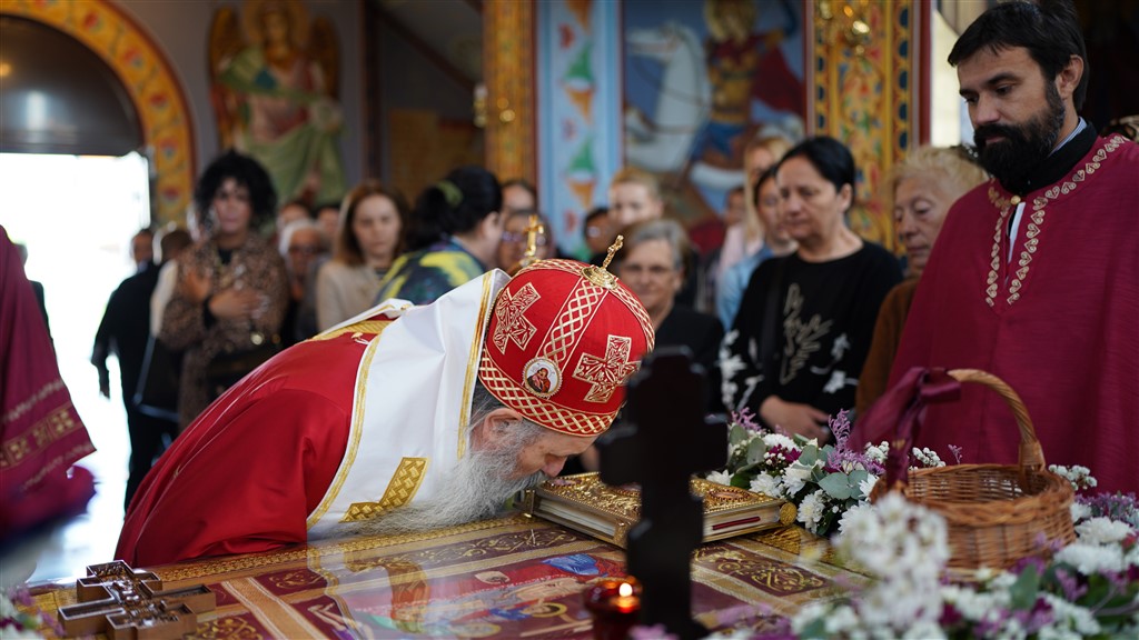 EPISKOP FOTIJE: Da srpski narod živi vaskrsenjem Hristovim i vrati se vjeri i crkvi