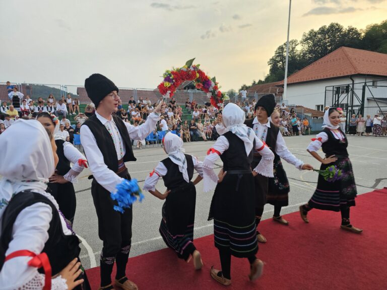 Ugljevičani na kampu mladih kulturnih stvaralaca: “Zaigralo srpsko srce” usred Podgorine (foto)