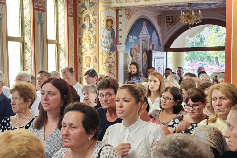 SABRANI U LITURGIJI: Slava hrama u Koreniti kod Ugljevika (foto)