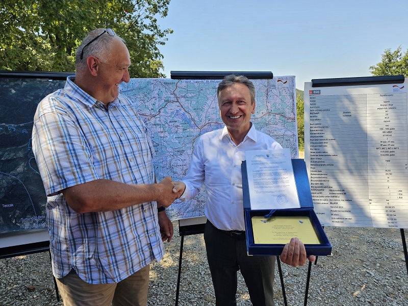 UGLjEVIK PODRUČJE BEZ MINA: Načelniku Periću uručen sertifikat (foto)