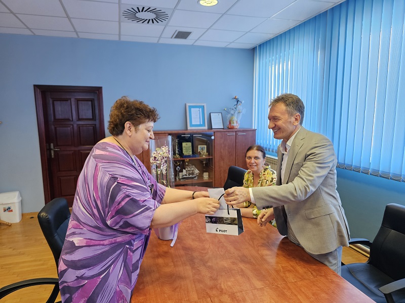 “Četiri decenije pokazivala izuzetnu brigu i pažnju prema đacima” – Načelnik Ugljevika organizovao prijem za penzionisanu profesoricu Draganu Tomić (foto)