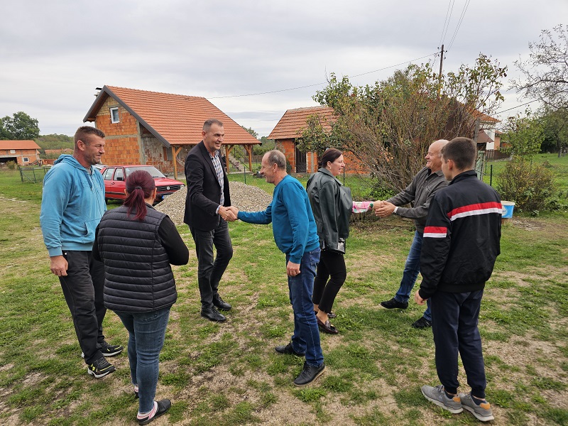 Opština Ugljevik podržava porodicu Pajić iz Ugljevičke Obriježi: Dar za adaptaciju kuće (foto)